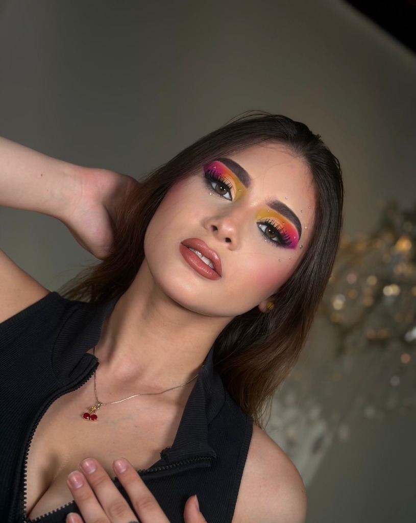 Maquillaje artístico full colors vibrante